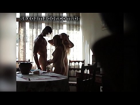 ❤️ Els amics sexuals conviden un home gegant i un trio amb ell ❤❌ Porno a nosaltres ❌❤